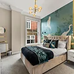 Lavish Central Abode - Garden Terrace דירה