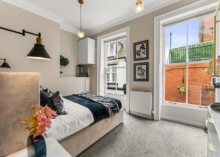 Lavish Central Abode - Garden Terrace شقة