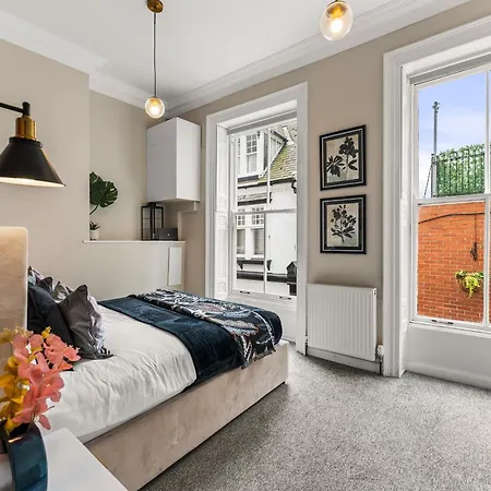 Lavish Central Abode - Garden Terrace Appartement