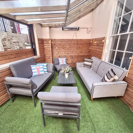 Lavish Central Abode - Garden Terrace Apartman Whitby