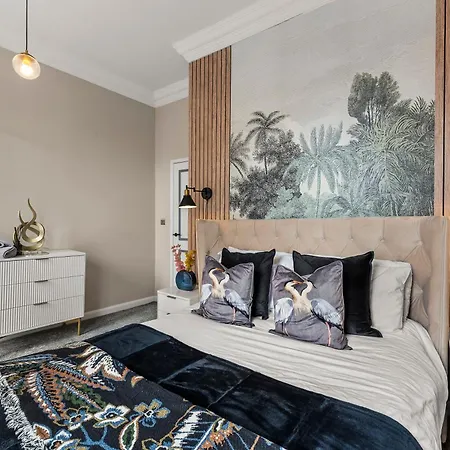 Lavish Central Abode - Garden Terrace Whitby