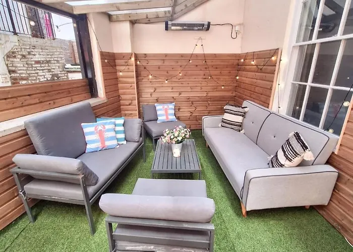 Lavish Central Abode - Garden Terrace Apartmán Whitby