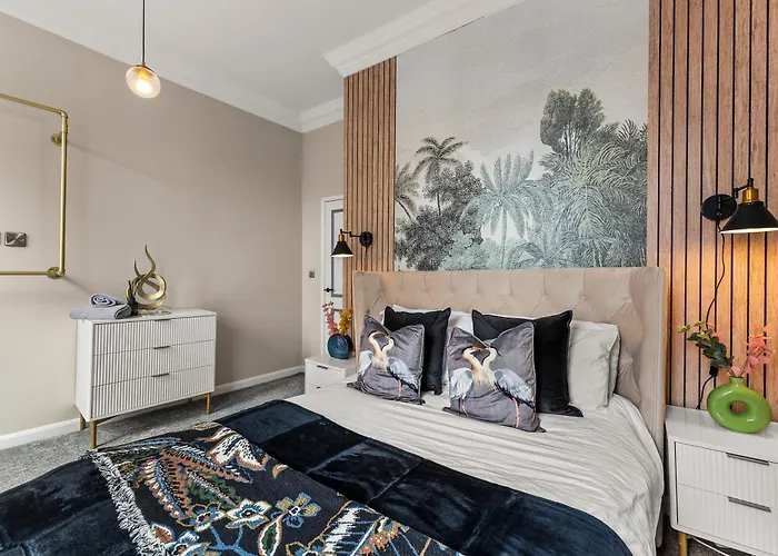 Lavish Central Abode - Garden Terrace Whitby