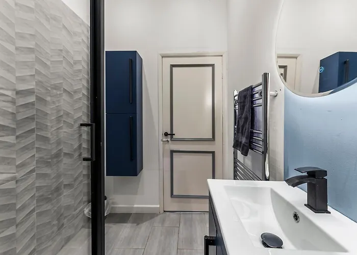 Lavish Central Abode - Garden Terrace Apartmán *