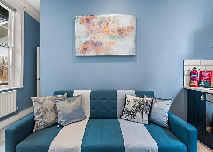 Lavish Central Abode - Garden Terrace Whitby